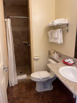 Welcome To Riverside Inn & Suites - King Room With Kitchenette - Bathroom