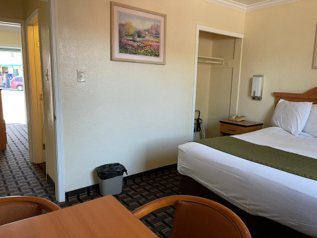 Welcome To Riverside Inn & Suites - 2 Queen Suite - Room 2