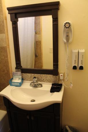 3 Queen Suite with Kitchenette - Bathroom