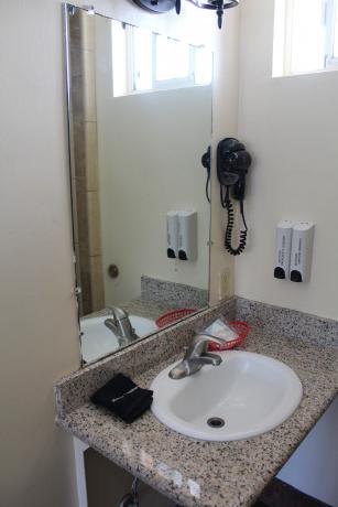 King Kitchenette - Bathroom