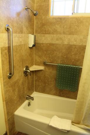 3 Queen Suite with Kitchenette - Bathroom Shower/Tub