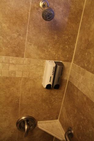 3 Queen Suite with Kitchenette - Bathroom Shower/Tub