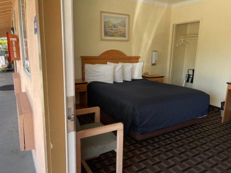 Welcome To Riverside Inn & Suites - Budget Queen