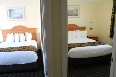 3 Queen Suite with Kitchenette - Hallway