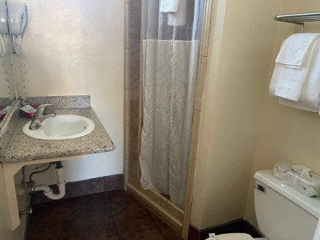 Welcome To Riverside Inn & Suites - King Room With Kitchenette - Bathroom