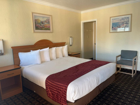 Welcome To Riverside Inn & Suites - King Room With Kitchenette