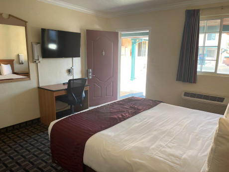 Welcome To Riverside Inn & Suites - King Room With Kitchenette