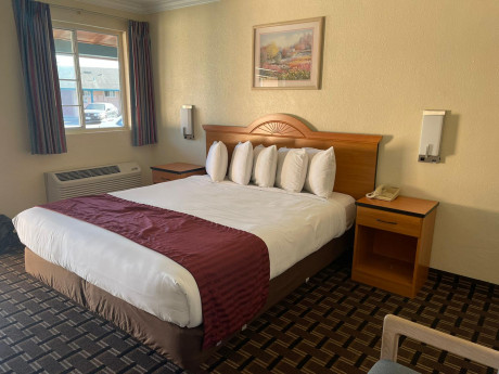 Welcome To Riverside Inn & Suites - King Room With Kitchenette