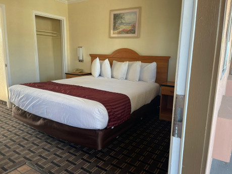Welcome To Riverside Inn & Suites - King & Queen Suite - King room