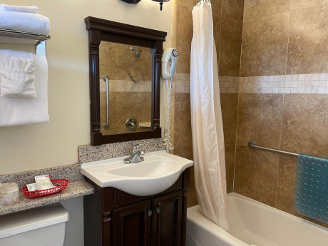 Welcome To Riverside Inn & Suites - King & Queen Suite - Bathroom