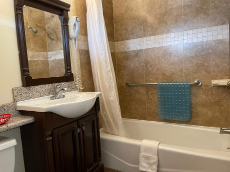 Welcome To Riverside Inn & Suites - King & Queen Suite - Bathroom