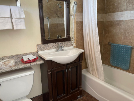 Welcome To Riverside Inn & Suites - King & Queen Suite - Bathroom