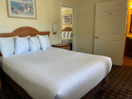 Welcome To Riverside Inn & Suites - King & Queen Suite - Queen Room