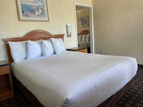 Welcome To Riverside Inn & Suites - King & Queen Suite - Queen Room