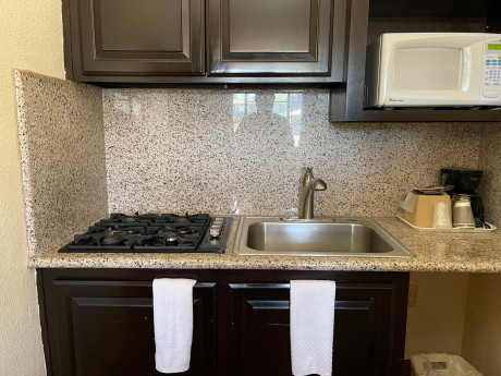 Welcome To Riverside Inn & Suites - King & Queen Suite - Kitchenette