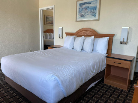 Welcome To Riverside Inn & Suites - King & Queen Suite - Queen Room