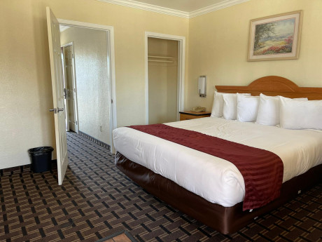 Welcome To Riverside Inn & Suites - King & Queen Suite - Queen Room