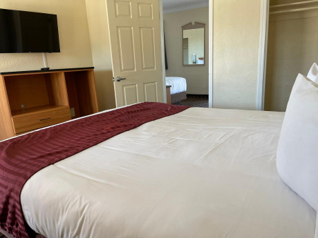 Welcome To Riverside Inn & Suites - King & Queen Suite - Queen Room