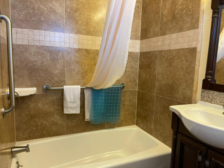 Welcome To Riverside Inn & Suites - King & Queen Suite - Bathroom