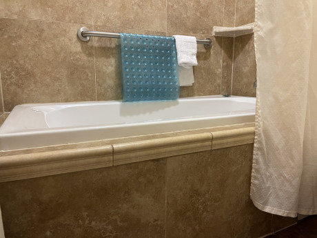 Welcome To Riverside Inn & Suites - King Room Bathroom