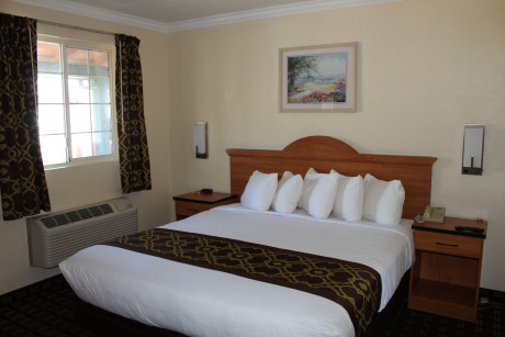 1 King 1 Queen Suite with Kitchenette - King Room