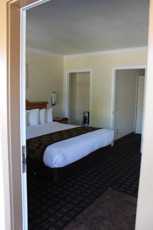 1 King 1 Queen Suite with Kitchenette - King Room Garden View