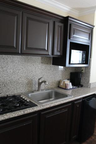 King Kitchenette (Kitchenware Not Included)