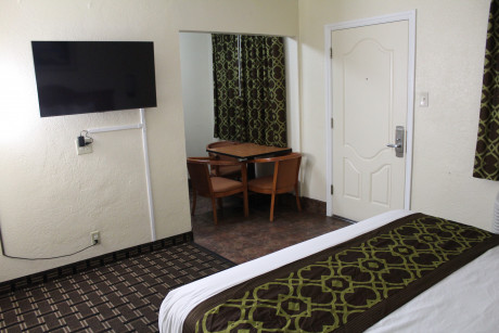 1 King 1 Queen Suite with Kitchenette - King Room and Kitchenette (Kitchenware Not Included)