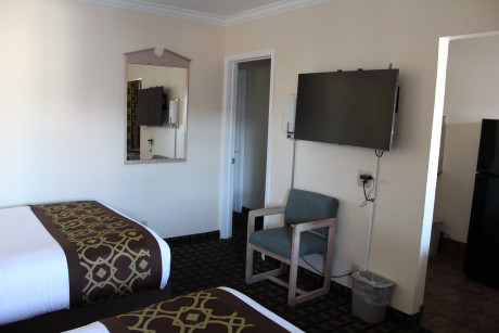 3 Queen Suite with Kitchenette - 1st Bedroom View of Kitchenette and Hallway