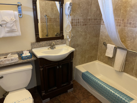 Welcome To Riverside Inn & Suites - Standard Queen Bathroom