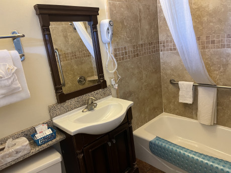 Welcome To Riverside Inn & Suites - Standard Queen Bathroom