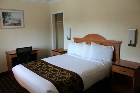 1 King 1 Queen Suite with Kitchenette - Queen Room