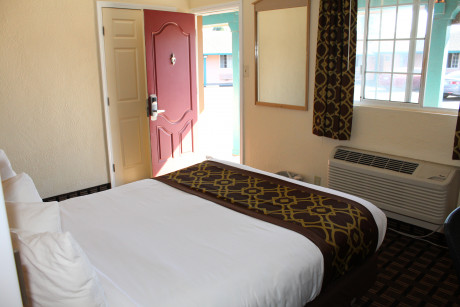 1 King 1 Queen Suite with Kitchenette - Queen Room Courtyard View