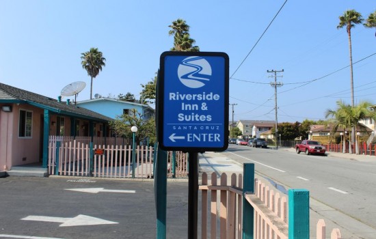 Welcome To Riverside Inn & Suites - Property Entrance