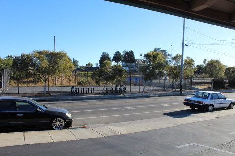 Budget Queen Room View/Basketball Court and Skate Park